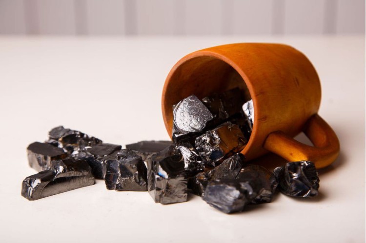 Kamienie szungitu z Karelii – zbliżenie naturalnego minerału